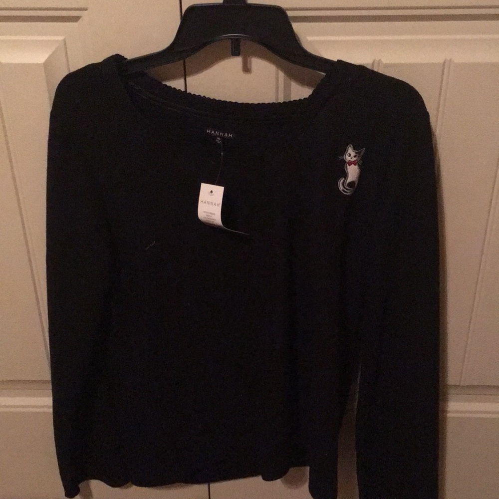 Black shirt with cat embroidered